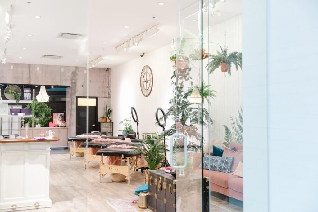 Lash bar interior shot